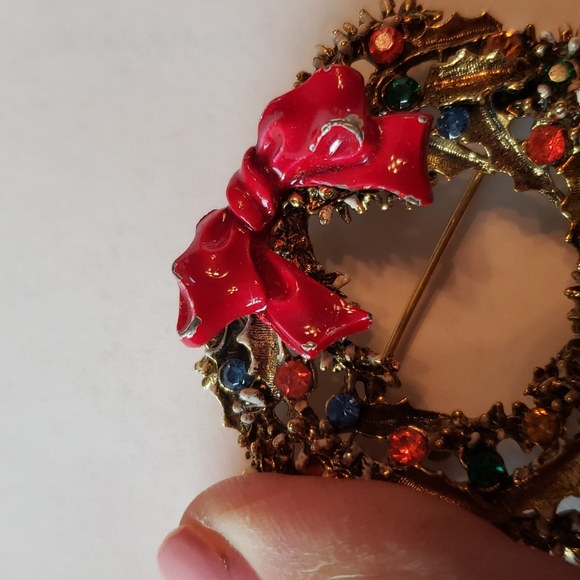 Vintage ART Christmas Wreath Brooch - Picture 5 of 6
